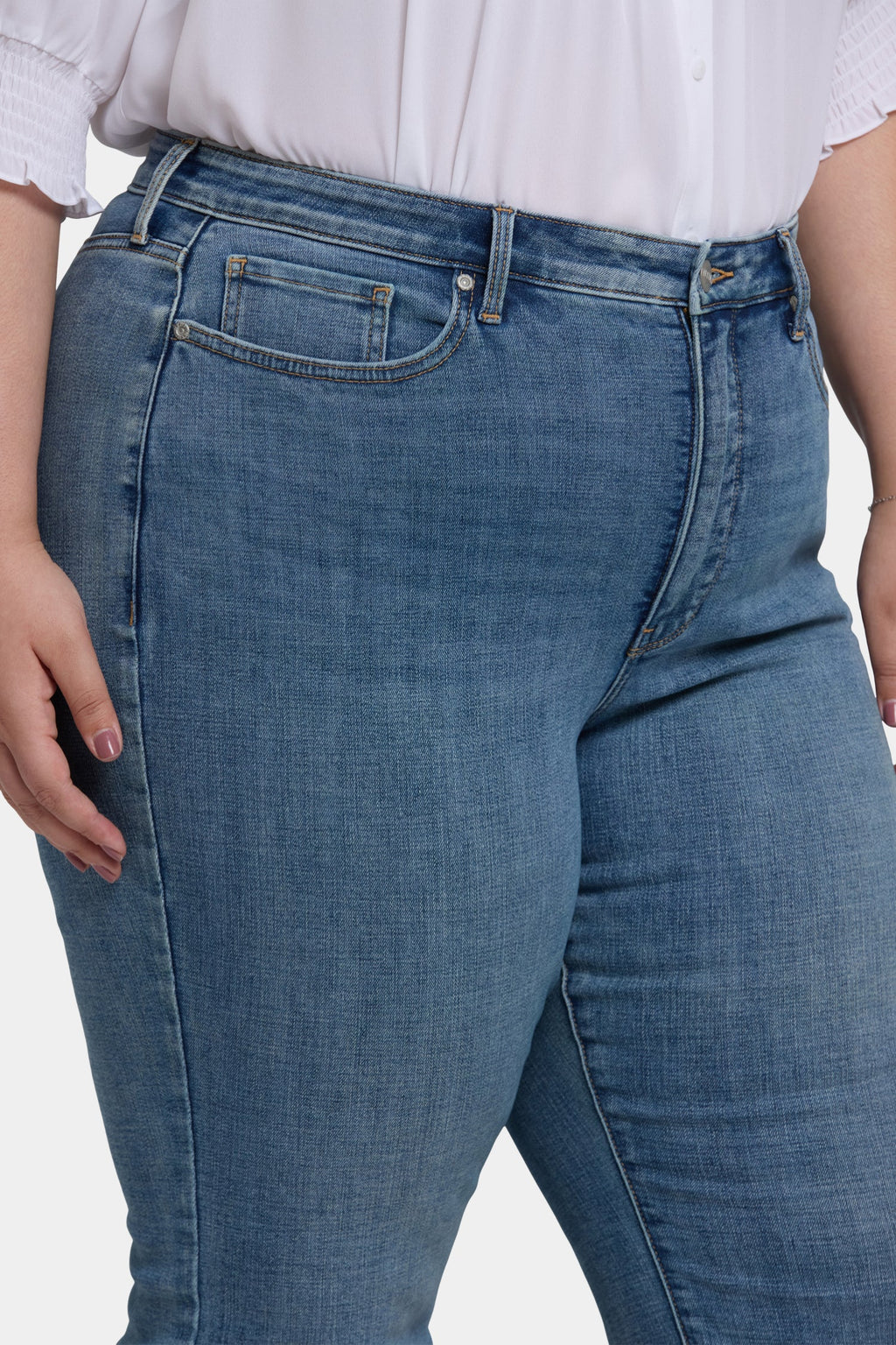 Joni Relaxed Capri Jeans In Plus Size - Majorca Bay
